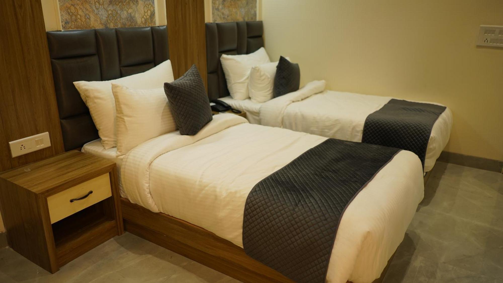 Hotel Silver Pearl Alīgarh Dış mekan fotoğraf