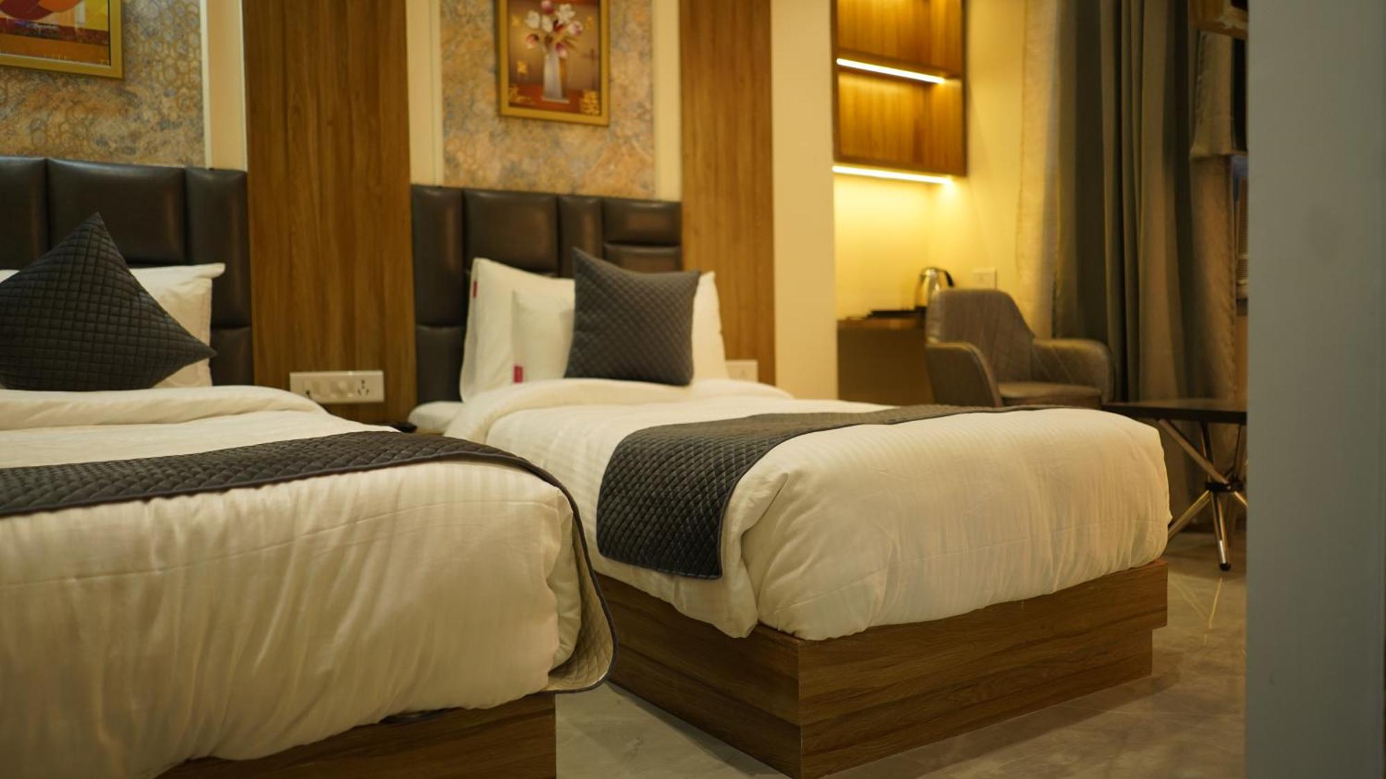 Hotel Silver Pearl Alīgarh Dış mekan fotoğraf